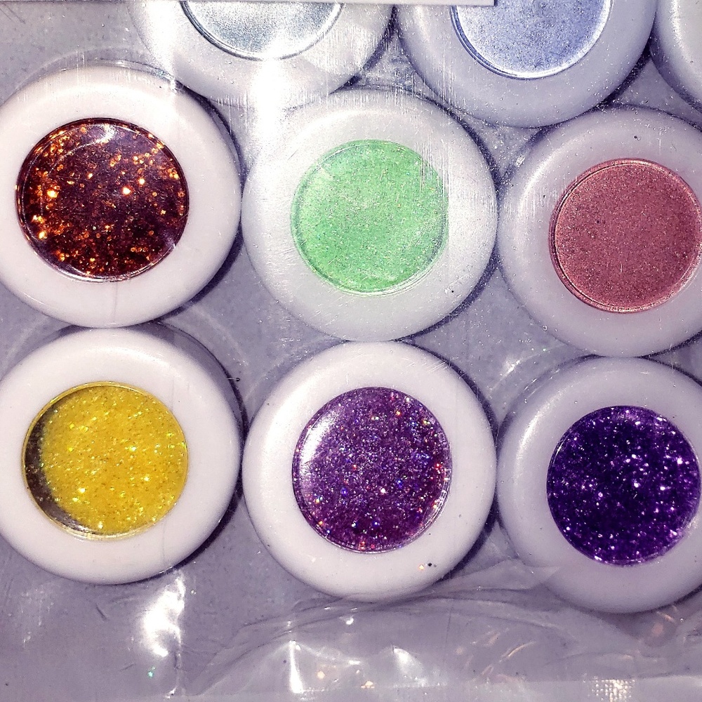 Loose shimmer powder and loose glitter